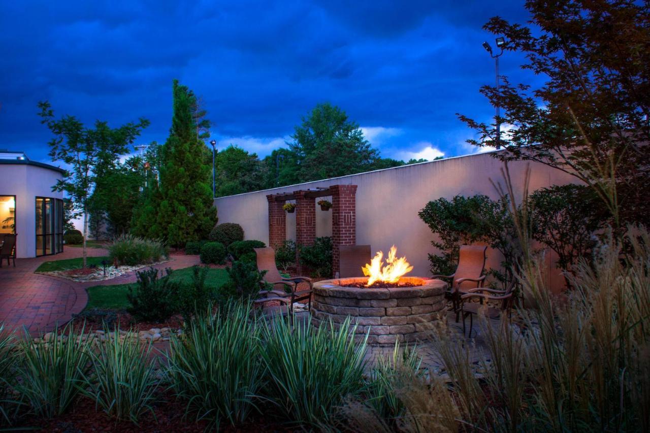 Courtyard Greensboro Airport Exterior photo