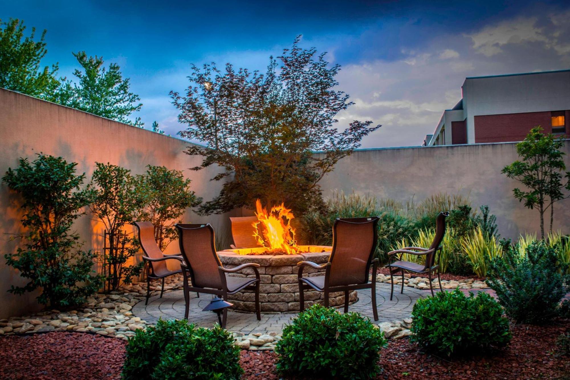 Courtyard Greensboro Airport Exterior photo