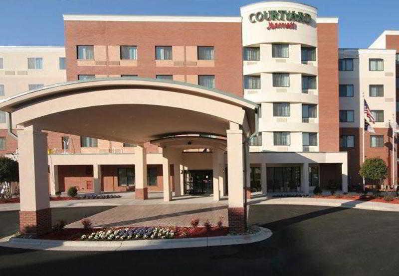 Courtyard Greensboro Airport Exterior photo