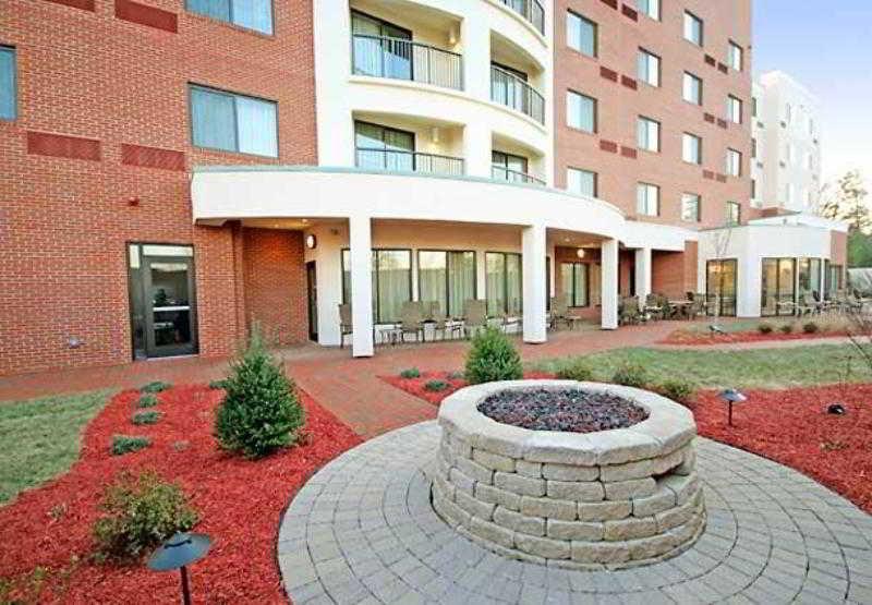 Courtyard Greensboro Airport Exterior photo